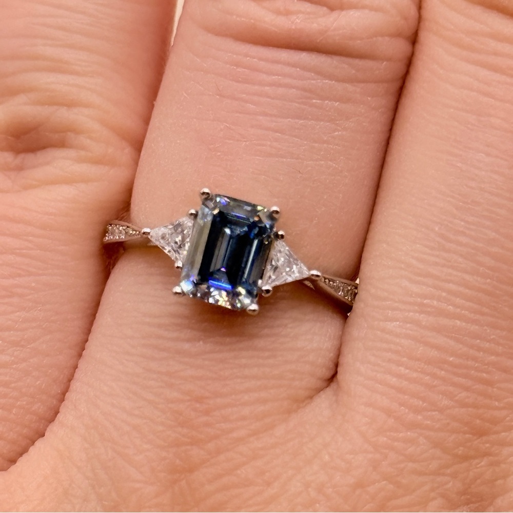 High Quality Lab Grown 1 Carat Blue Moissanite and Silver Women's Ring